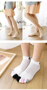 Gros plan détaillé de chaussettes à orteils en maille respirante avec motif d'ours.