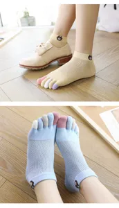 Gros plan détaillé de chaussettes à cinq orteils en résille respirante avec charmante broderie.
