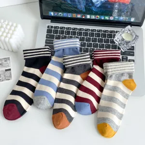Calzini in cotone a righe da donna, simpatici calzini corti con risvolto, autunno.