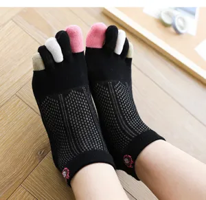 Vue détaillée de chaussettes à cinq orteils en coton pour femmes avec maille respirante.