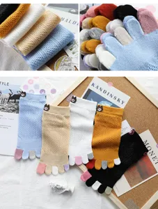 Vue détaillée de chaussettes à cinq doigts en filet mignon pour femmes coton respirant