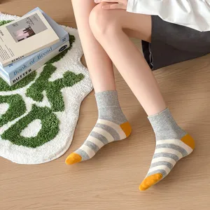Calzini corti da donna in cotone con motivo a righe dolci e design colorato di punta e tacco freschi