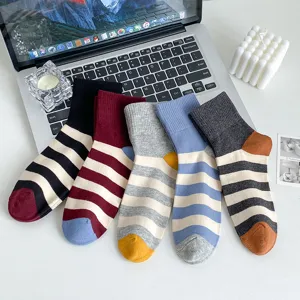 Calzini medi in cotone a righe colorate da donna, stile casual traspirante alla moda.