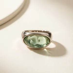 Squisito scatto ravvicinato dettagliato di un anello rétro in resina verde e acciaio.