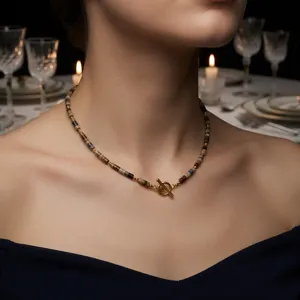 Detailopname van een vintage kralenketting met kleurrijke kralen en een chique T-sluiting.