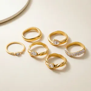 Detailaufnahme eines Sets eleganter goldfarbener Zirkonia Edelstahlringe für Damen.