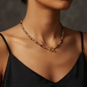 Close-up van retro kraal sleutelbeen ketting, stijlvolle metalen toggle sluiting.