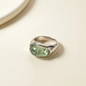 Dettaglio squisito di anello retro in acciaio inossidabile e resina, stile europeo.