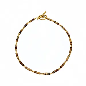 Detail van kralen sleutelbeenketting, vintage aardetinten steen en gouden kralen met OT-sluiting.