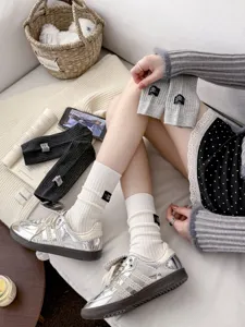 Calze a coste tinta unita per polpaccio con etichetta tessuta, stile casual accogliente.