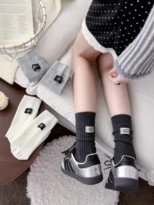 Calze a coste in tinta unita con etichetta di lettere, stile casual e versatile per le donne.