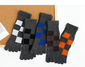 Men's cotton thick five-toe socks, autumn and winter mid-calf warm grid design, comfortable breathable.