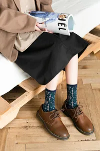Vista detallada de calcetines de mujer de media pantorrilla con rombos vintage, otoño.