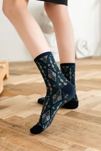 Primer plano detallado de calcetines mujer azul oscuro con patrón de rombos retro.