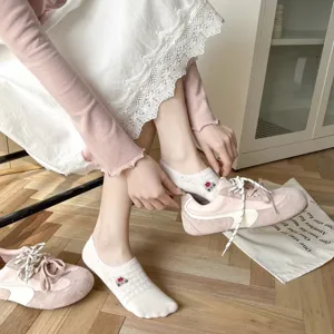 Women's invisible low-cut boat socks with cute cartoon embroidery, breathable and non-slip cotton.