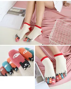 Süße Cartoon Katze Fünf Finger Socken Damen Baumwolle Zehensocken Detailansicht mit Fischmuster.