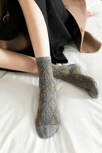 Primer plano detallado de calcetines de mujer a media pantorrilla estilo vintage rombos.
