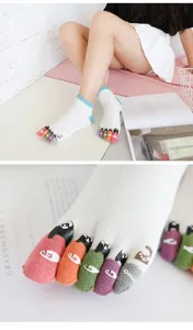 Nahaufnahme Detail niedliche Katzen Design Zehensocken, weiche Baumwolle Fünf-Zehen-Socken.