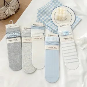 Set di calze medie da donna carine, dettagli di calzetteria a righe in cotone traspirante.