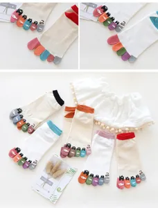 Niedliche Cartoon Katze Fisch Baumwolle Zehensocken für Damen, bunte Fünffingersocken.