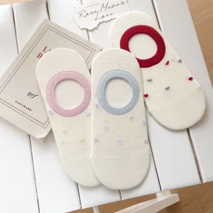 Calcetines invisibles de corte bajo para mujer con corazones y puños coloridos detalle.