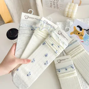 Modische koreanische Damen Langsocken mit Spitze und Blumenmuster für Frühling und Sommer.
