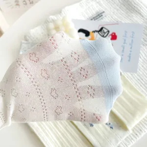 Detailansicht von Damen Mesh langen Stacksocken mit hellblauen Bündchen und atmungsaktivem Design.