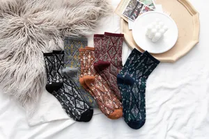 Calcetines de tubo medio para mujer con patrón de rombos vintage, estilo japonés casual de algodón.