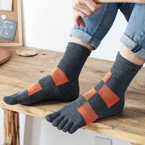 Men's thickened cotton five-toe socks, winter warm mid-tube split toe checkered hosiery.