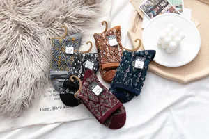 Calcetines de mujer con patrón de rombos geométricos retro, calcetines de algodón de invierno.