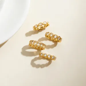 Detailaufnahme des goldenen geometrischen Kristallring-Sets mit exquisitem Glanz und tollem Design.