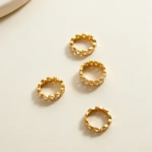 Goldener edelstahl ringe set detailansicht, geometrischer zirkon mode schick schmuck zubehör.