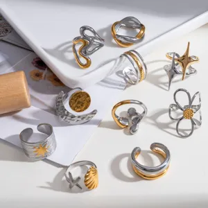 Set di anelli regolabili aperti geometrici bicolore in acciaio inossidabile dettaglio.