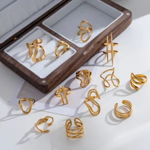 Goldene Edelstahl geometrische Wellen offene Ringe Detailansicht, eleganter Modeschmuck.