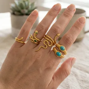 Set di anelli serpente in acciaio dorato, design geometrico minimalista, gioielli alla moda.