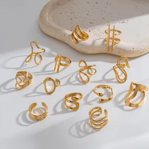 Minimalistisches goldenes edelstahl ringe set mit modernem geometrischem wellen design.