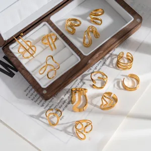Goldene edelstahl wellen kreuz offene ringe für damen modeschmuck detailansicht.