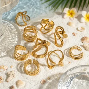 Goldene Edelstahl unregelmäßige geometrische Ringe Set, minimalistischer Modeschmuck.