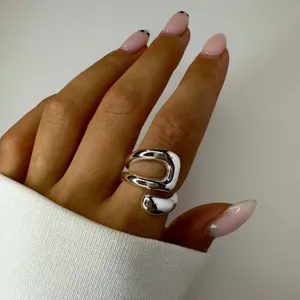 Breiter offener Edelstahl Ring mit Aussparung, Vintage Design verstellbarer Damen Schmuck Detail
