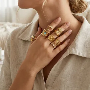 Squisito set di anelli statement placcati in oro con design geometrici e celesti vintage.