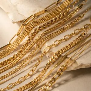Nahaufnahme von goldenen Edelstahlketten, elegantes Retro-Design für täglichen Stil.