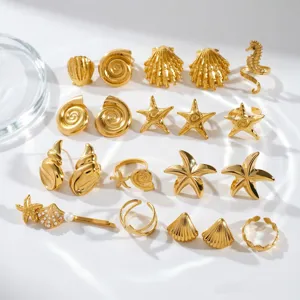 Set de joyas de vacaciones minimalista en oro con tema oceano estrella de mar concha pendientes