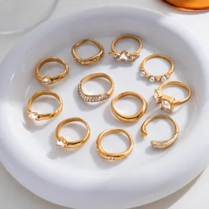 Set di anelli dorati in acciaio inossidabile con zirconi brillanti e perle da donna.