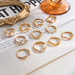 Set di anelli in acciaio inossidabile dorato da donna, gioielli di moda europea vista dettagliata.