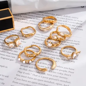 Splendido set di anelli in acciaio inossidabile dorato con strass e perle per le donne.