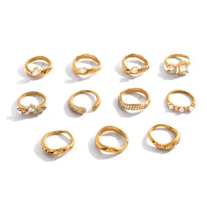 Dettaglio di anello in acciaio dorato con delicati dettagli in pavé di zirconi ed eleganza chic.