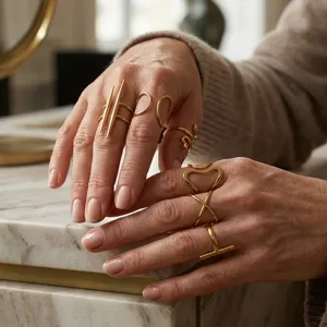 Set de anillos minimalistas geométricos chapados en oro de acero para uso diario.