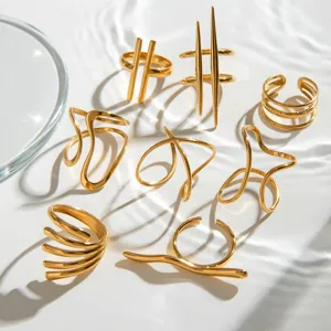 Juego de anillos geometricos minimalistas de acero inoxidable chapado en oro para uso diario.