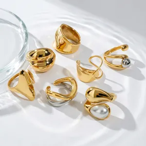 Gedetailleerd overzicht van roestvrijstalen golvende open ringen, minimalistische sieraden set.