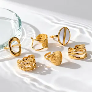 Detailweergave van een set gouden roestvrijstalen verstelbare stapelbare ringen set.